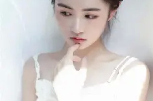 王思聪前女友黄一鸣被曝猛料 被60岁大爷包 嚣张回应 闪闪生父被